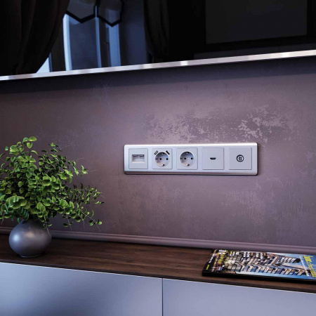 Розетка Werkel с заземлением, шторками и USBх2 серебряная W1171506 4690389156458